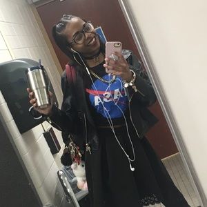 Meet your Posher, Janasia